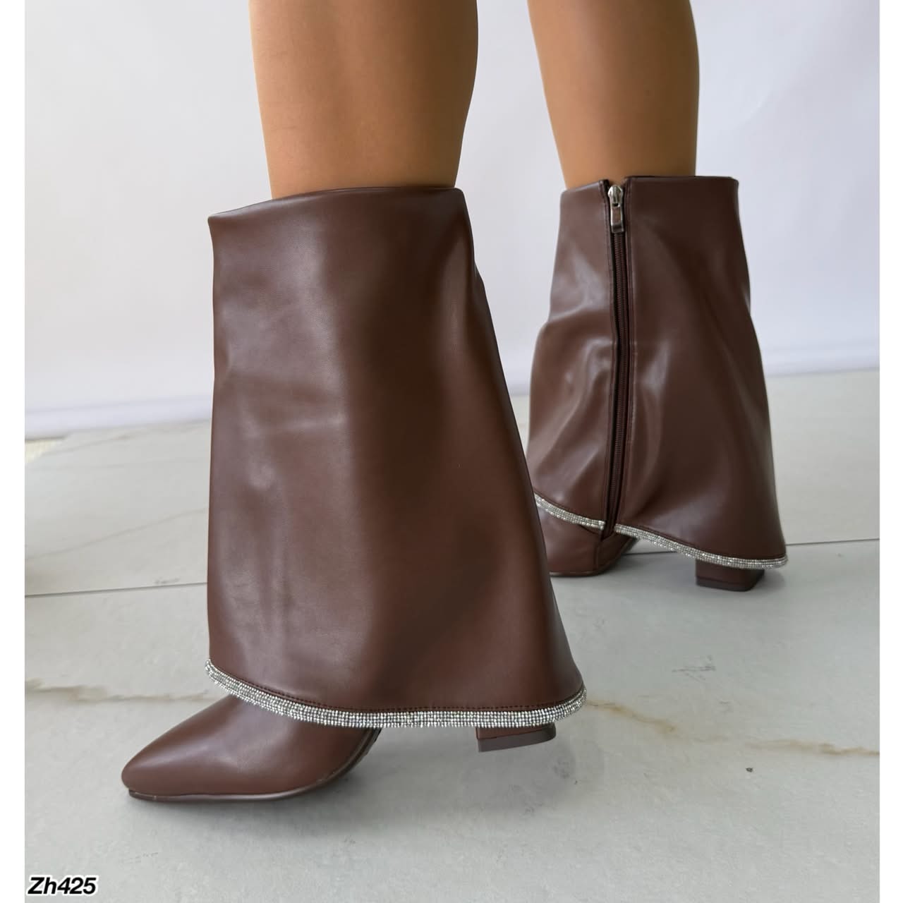 Botin café doblez apliques brillante borde tacon 10cm HX3079-B0019